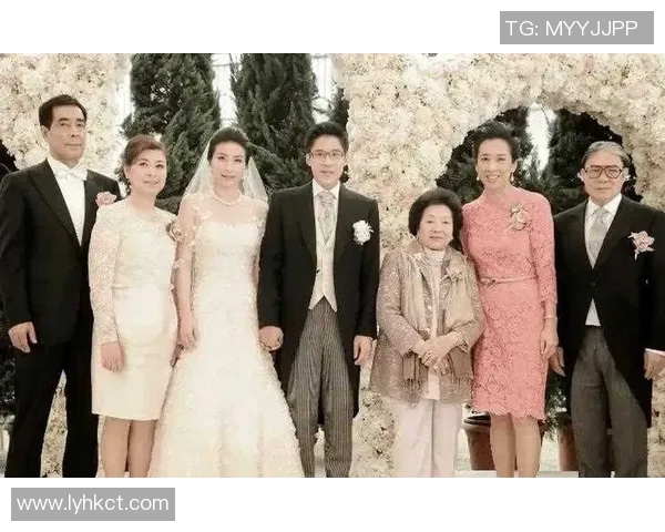 足球明星与爱妻携手共度甜蜜时光的幸福生活揭秘