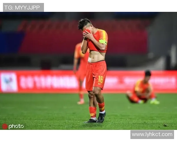 中国足球明星展现完美腹肌的训练秘诀与健身心得分享