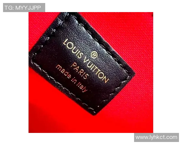 时尚与运动的完美结合LV足球明星手包男士专属魅力尽显